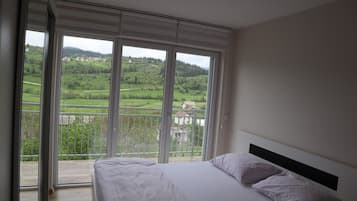 3 habitaciones, tabla de planchar con plancha, wifi y ropa de cama