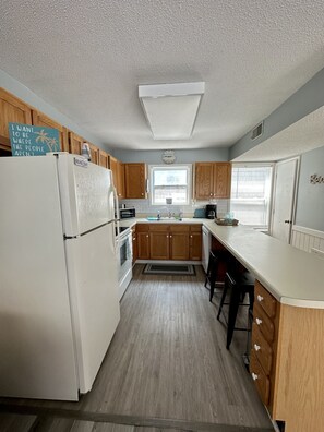 Kjøleskap, mikrobølgeovn, ovn og kokeplater