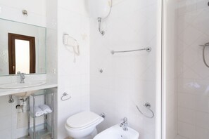 Shower, hair dryer, bidet, towels - Mirto 2 Apartment - unforgettable stay (Santa Maria Navarrese)