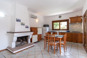 Fridge, microwave, stovetop, coffee/tea maker - Mirto 2 Apartment - unforgettable stay (Santa Maria Navarrese)