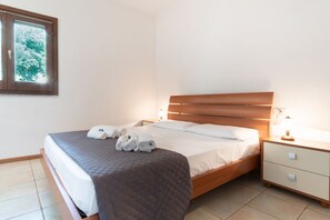 2 habitaciones, tabla de planchar con plancha y cuna de viaje 