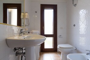 Bruser, hårtørrer, bidet, håndklæder