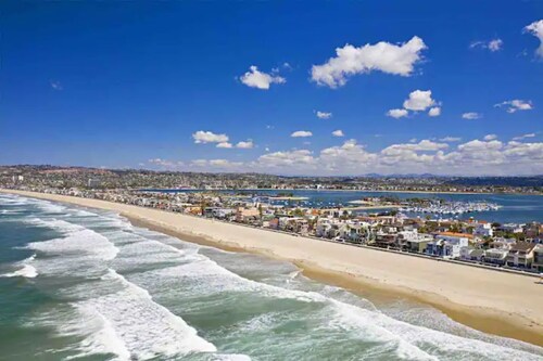 New Modern Condo in The Hills! Sleeps 2-4 - Only 5 min to Little Italy