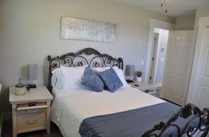 2 室のベッドルーム、デスク、アイロン / アイロン台、旅行用ベビーベッド