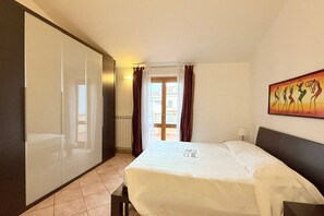 2 bedrooms, bed sheets - P007 - Porto Recanati, large three-room apartment with parking near the sea (Porto Recanati)