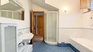 Combined shower/tub, bidet, towels