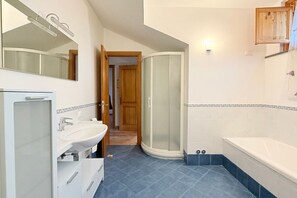 Combined shower/tub, bidet, towels - P007 - Porto Recanati, large three-room apartment with parking near the sea (Porto Recanati)