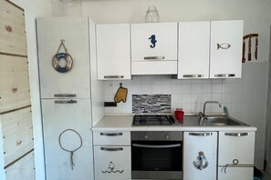 Réfrigérateur, four, tables à manger