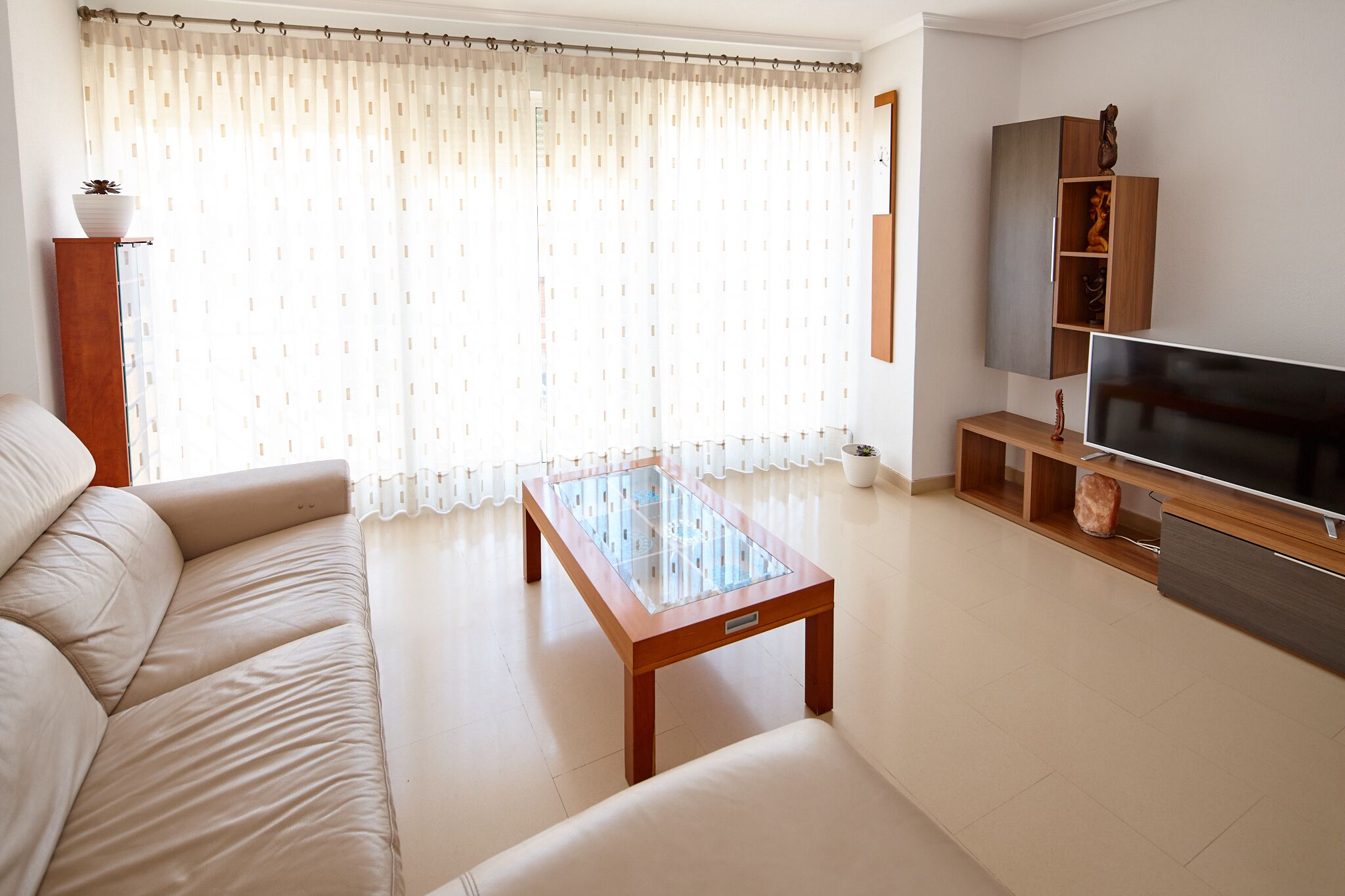 Een smart-tv en boeken