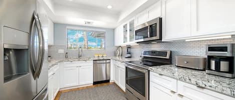 Geladeira, micro-ondas, fogão, cooktop