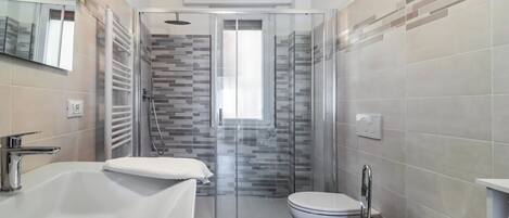 Douche, sĂšche-cheveux, bidet, serviettes fournies