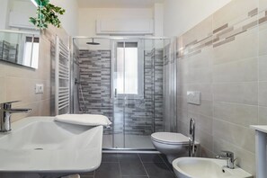 Shower, hair dryer, bidet, towels - GuestHost - New! Dante and Mary Roomy Flat x7 (La Spezia)