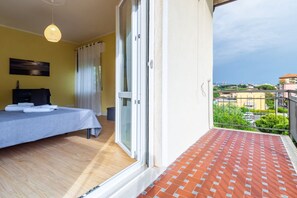 3 bedrooms, iron/ironing board, WiFi, bed sheets - GuestHost - New! Dante and Mary Roomy Flat x7 (La Spezia)