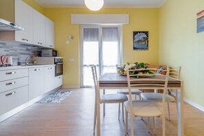 Dining - GuestHost - New! Dante and Mary Roomy Flat x7 (La Spezia)
