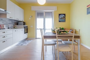 Dining - GuestHost - New! Dante and Mary Roomy Flat x7 (La Spezia)