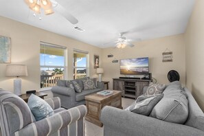 Smart TV - Hot Tub | Sleeps 7 | Yard for 2 Pets (Jamaica Beach)