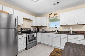 Fridge, microwave, oven, stovetop - Hot Tub | Sleeps 7 | Yard for 2 Pets (Jamaica Beach)