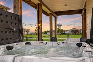 Outdoor spa tub - Hot Tub | Sleeps 7 | Yard for 2 Pets (Jamaica Beach)