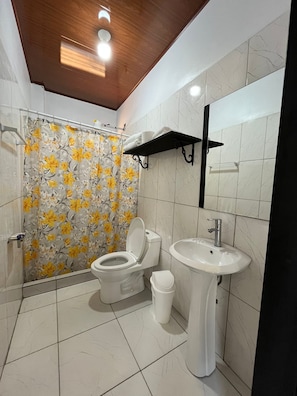 Down duvets, blackout curtains, free WiFi, bed sheets - Velomares del Caribe (Puerto Cortés)