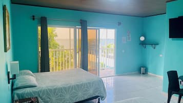 Kamar Double Basic, 2 Tempat Tidur Queen, pemandangan danau terbatas | Selimut bulu angsa, tirai kedap cahaya, Wi-Fi gratis, dan seprai linen