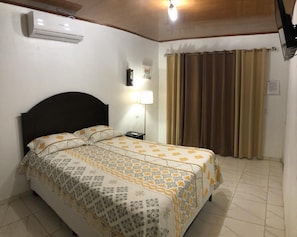 Chambre simple de base | Couette en duvet, rideaux dâobscurcissement, accĂšs au Wi-Fi (inclus)