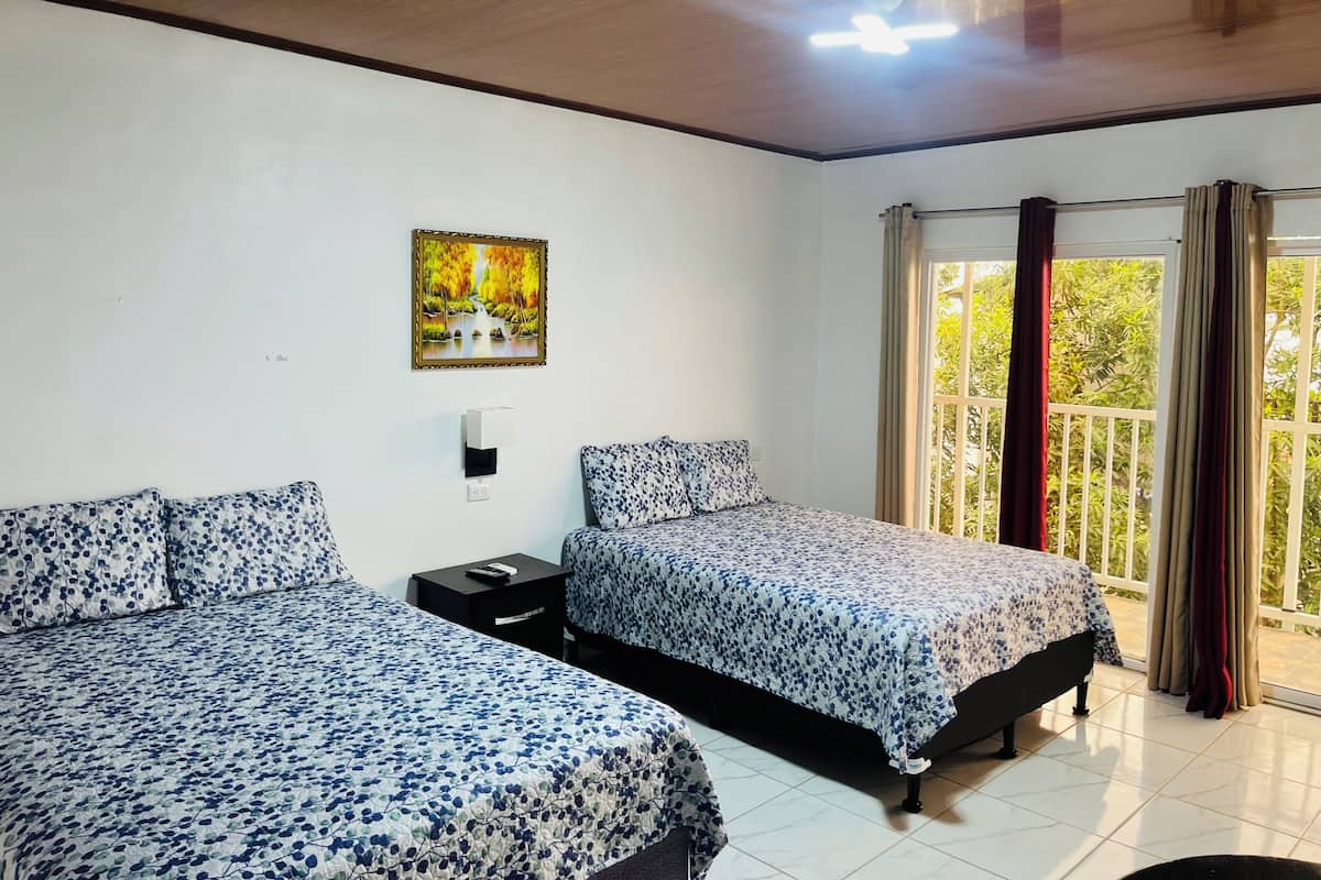 Edredón, cortinas blackout, wifi gratis y ropa de cama