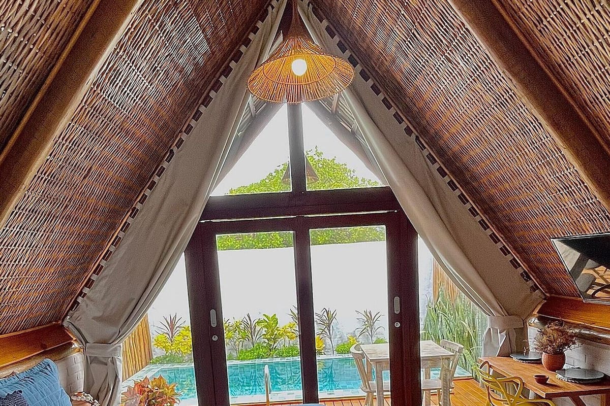 1 kamar tidur, minibar, dan didekorasi berbeda-beda