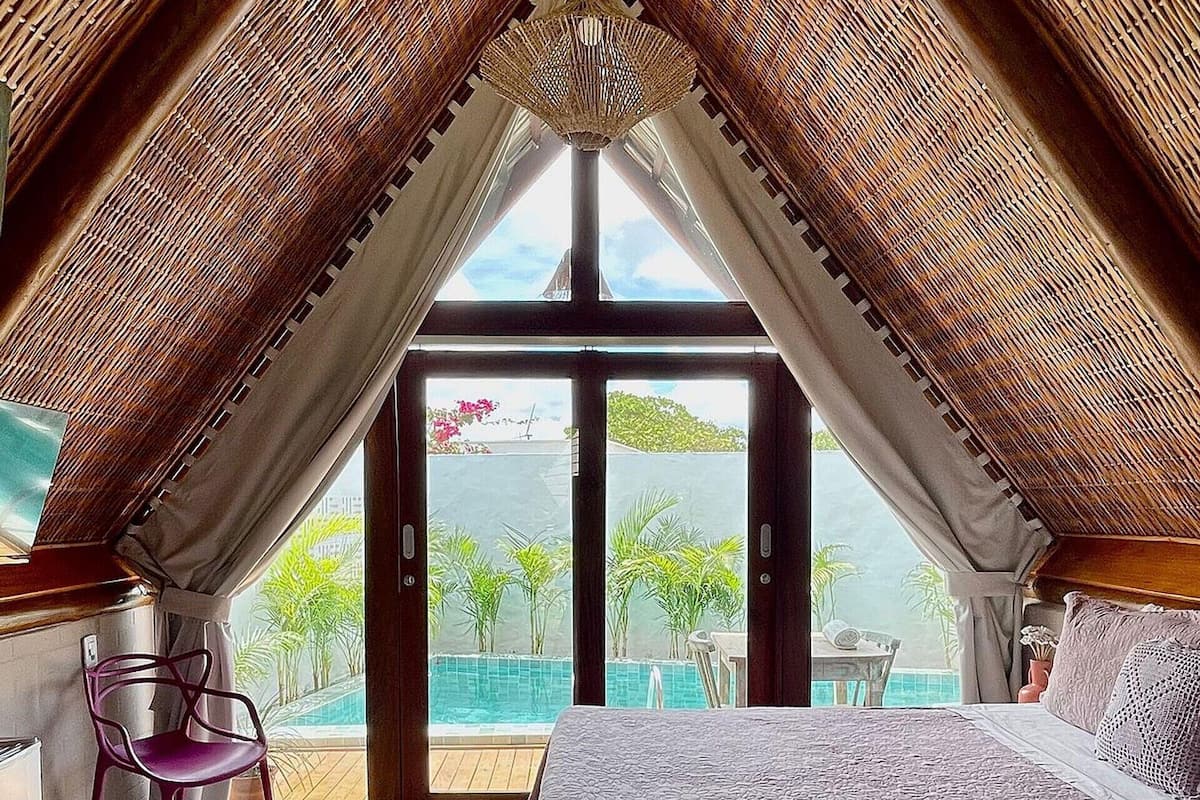 1 kamar tidur, minibar, dan didekorasi berbeda-beda