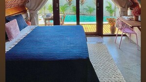 Una habitación con una piscina privada grande, una cama y vistas a la piscina a través de una puerta de cristal.