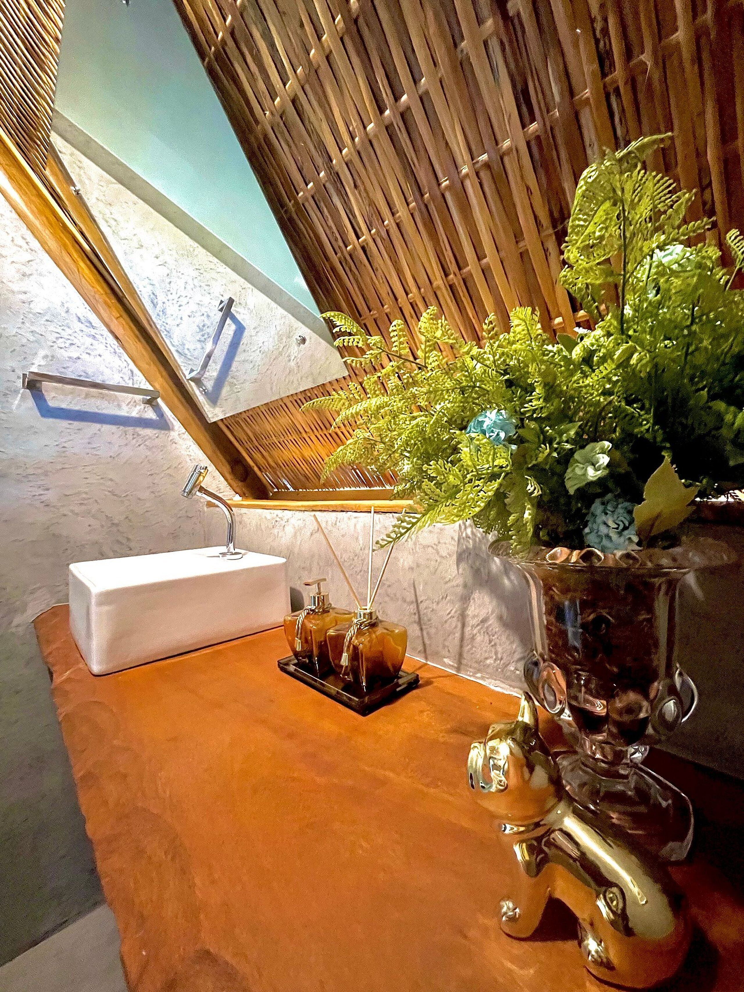 Chalet | Bathroom | Shower, hair dryer, towels, soap