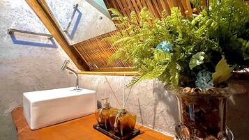 Chalé | Banheiro | Chuveiro, secador de cabelo, toalhas de banho, sabonete