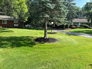 Property grounds - A relaxing home away from home, 20 minutes from downtown Detroit (Southfield)