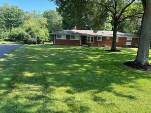 Exterior - A relaxing home away from home, 20 minutes from downtown Detroit (Southfield)