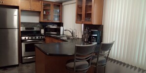 Private kitchen - A relaxing home away from home, 20 minutes from downtown Detroit (Southfield)