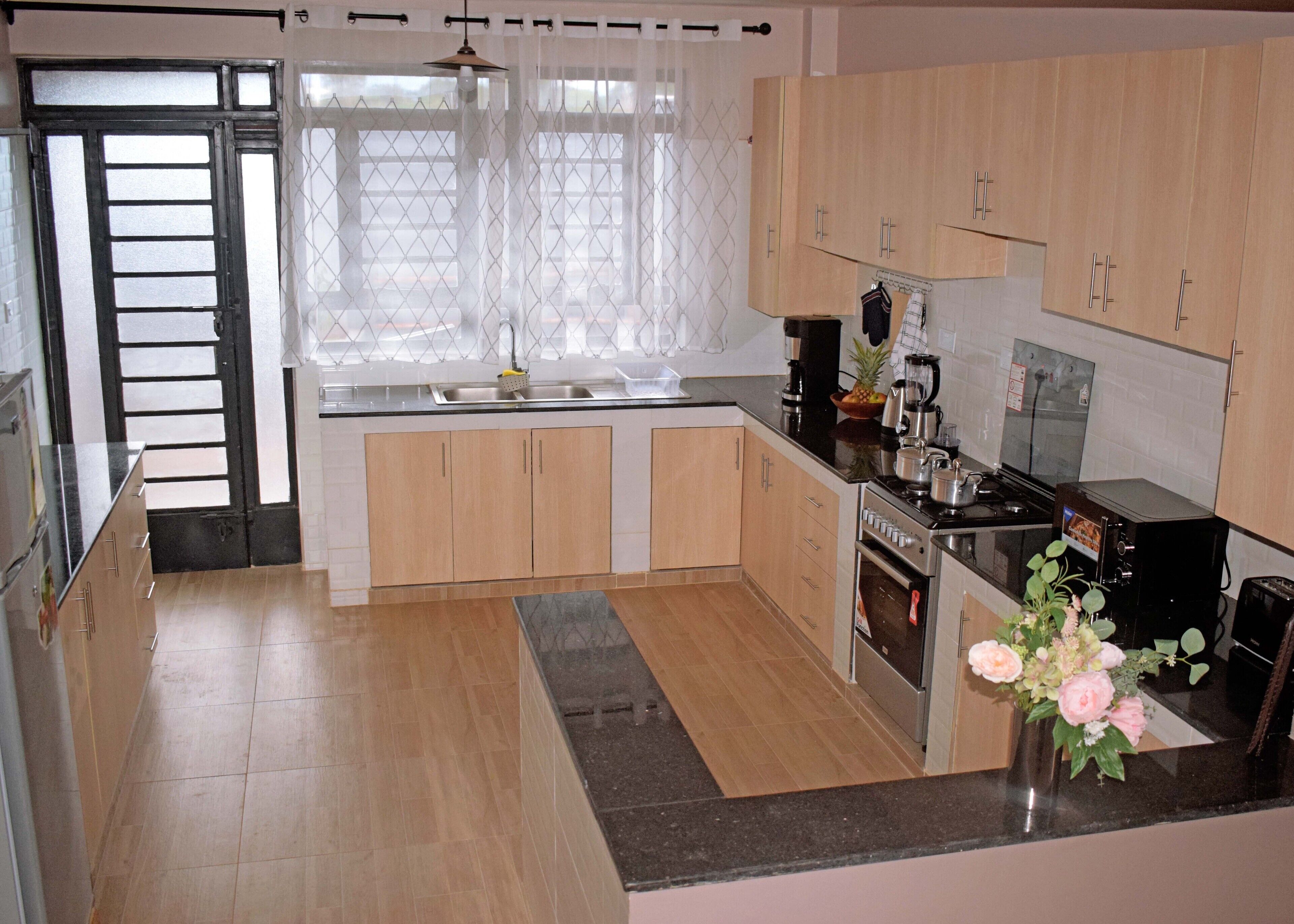 冷蔵庫、電子レンジ、オーブン、コンロ