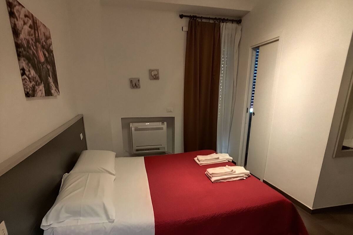 Camera con letto matrimoniale o 2 letti singoli | Biancheria da letto di alta qualità, una scrivania, postazione laptop