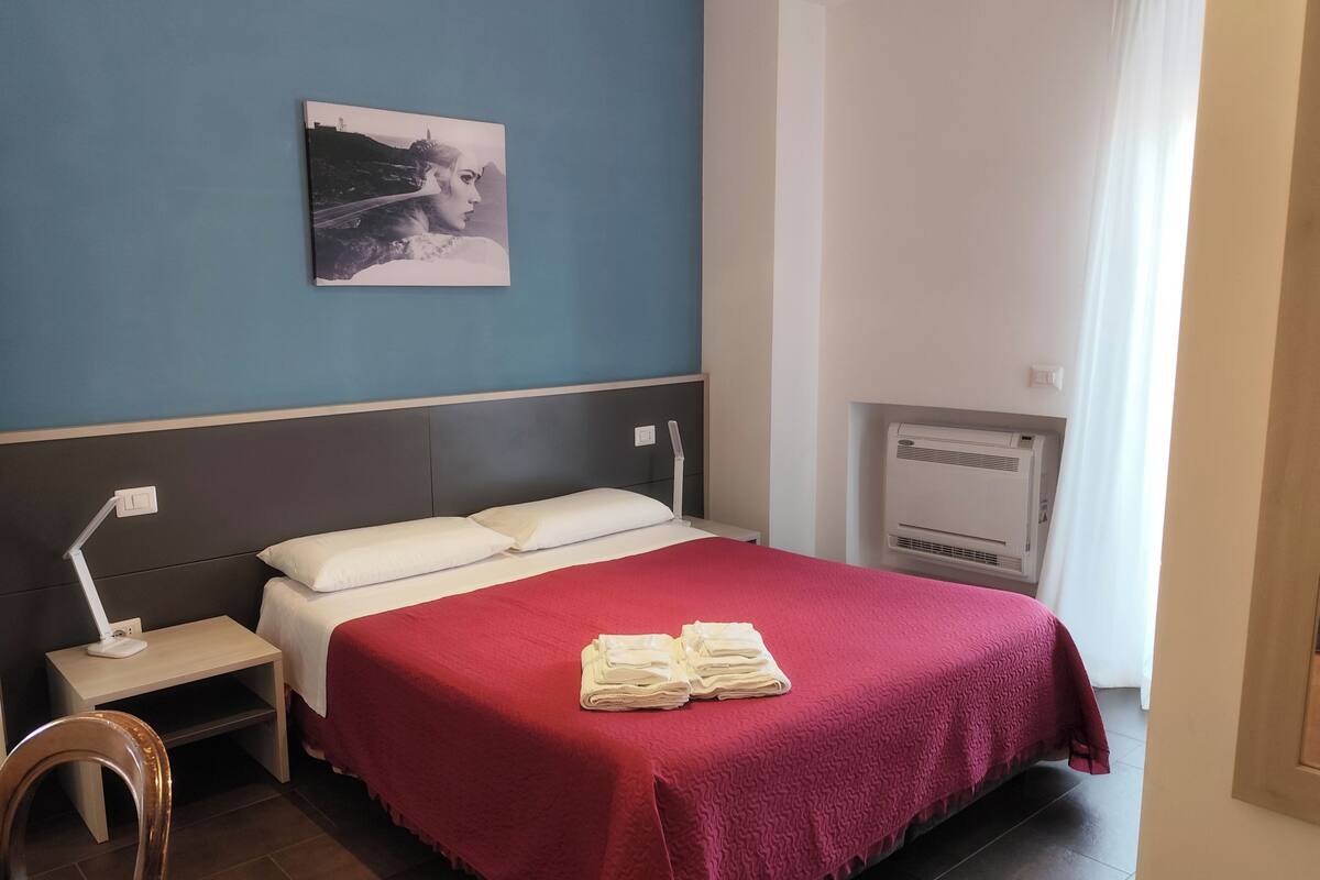 Camera con letto matrimoniale o 2 letti singoli | Biancheria da letto di alta qualità, una scrivania, postazione laptop