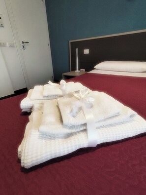 Premium bedding, desk, laptop workspace, blackout drapes - Belvedere Rooms (Rome)