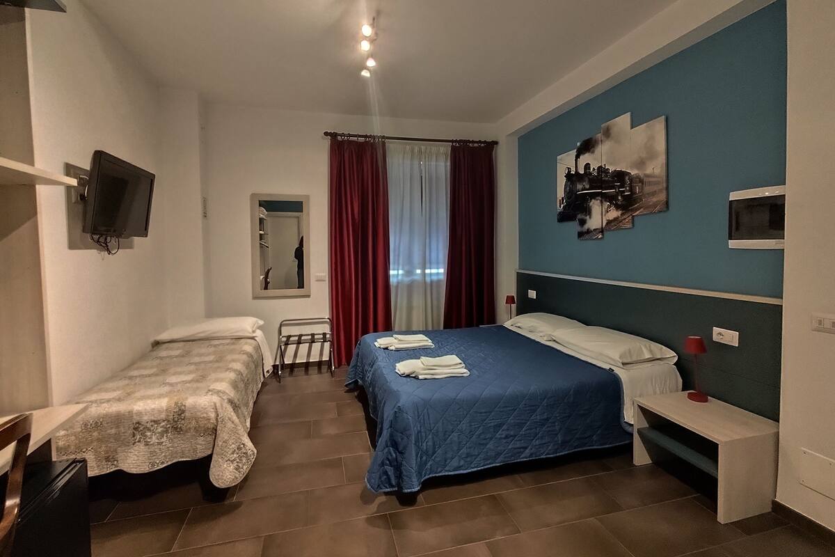 Tripla Luxury, vista città | Biancheria da letto di alta qualità, una scrivania, postazione laptop