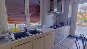 Double or Twin Room | Shared kitchen | Shared fridge, oven, stovetop, toaster