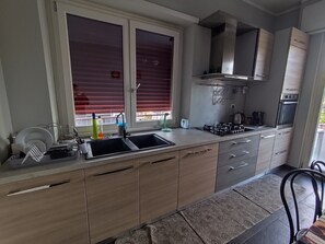 Lyxigt trippelrum - utsikt mot staden | Delat kök | Kyl i allmänt utrymme, ugn, spishäll och brödrost