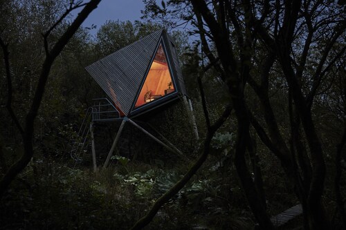 K2 Kudhva Treehouse Cabin for 2 in Tintagel