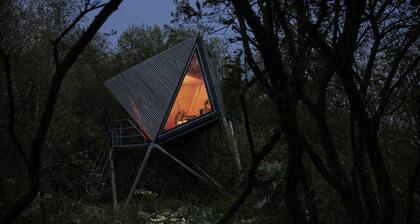 K2 Kudhva Treehouse Cabin for 2 in Tintagel