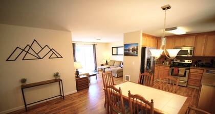 Bright 4-bedroom home near Airport & Bend