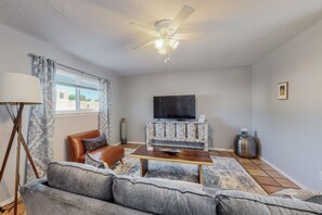 Living area - Adorable Adobe home in Downtown: 2bd/1ba, garage, yard (Albuquerque)