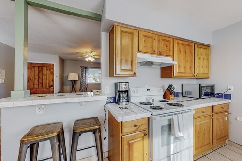 Adorable Adobe home in Downtown: 2bd/1ba, garage, yard