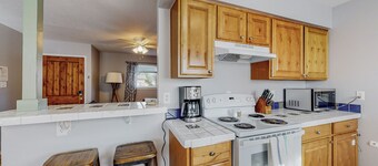 Adorable Adobe home in Downtown: 2bd/1ba, garage, yard