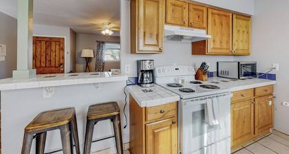 Adorable Adobe home in Downtown: 2bd/1ba, garage, yard