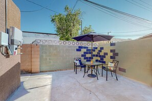 Outdoor dining - Adorable Adobe home in Downtown: 2bd/1ba, garage, yard (Albuquerque)