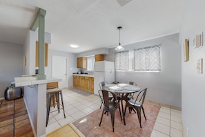 Dining - Adorable Adobe home in Downtown: 2bd/1ba, garage, yard (Albuquerque)